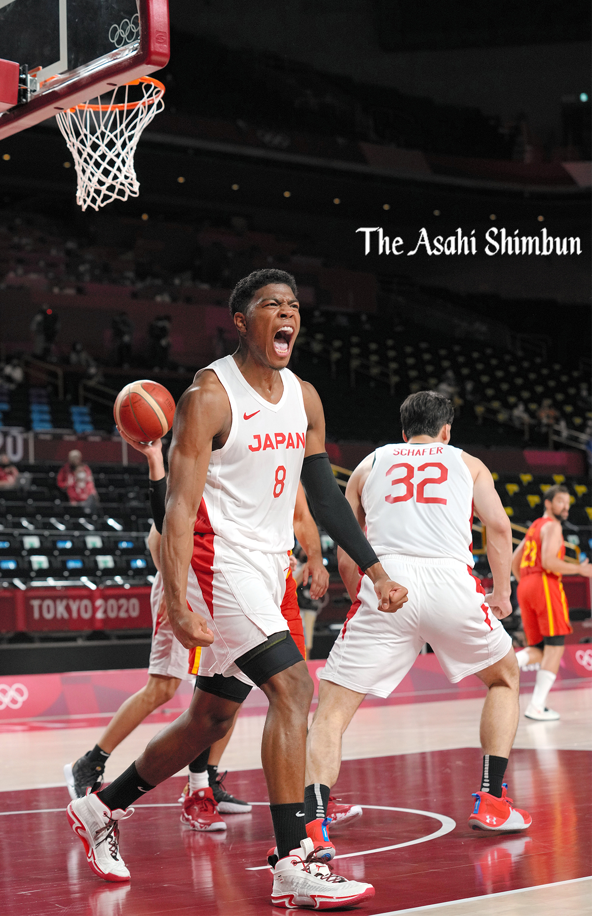 朝日新聞 映像報道部 東京オリンピック 東京五輪 バスケットボール 男子１次リーグ 日本は世界ランク２位のスペインに善戦しましたが 77 で敗れました 写真はダンクを決めて吠える 八村塁 選手 志 T Co Tba6asnds6 Tokyo