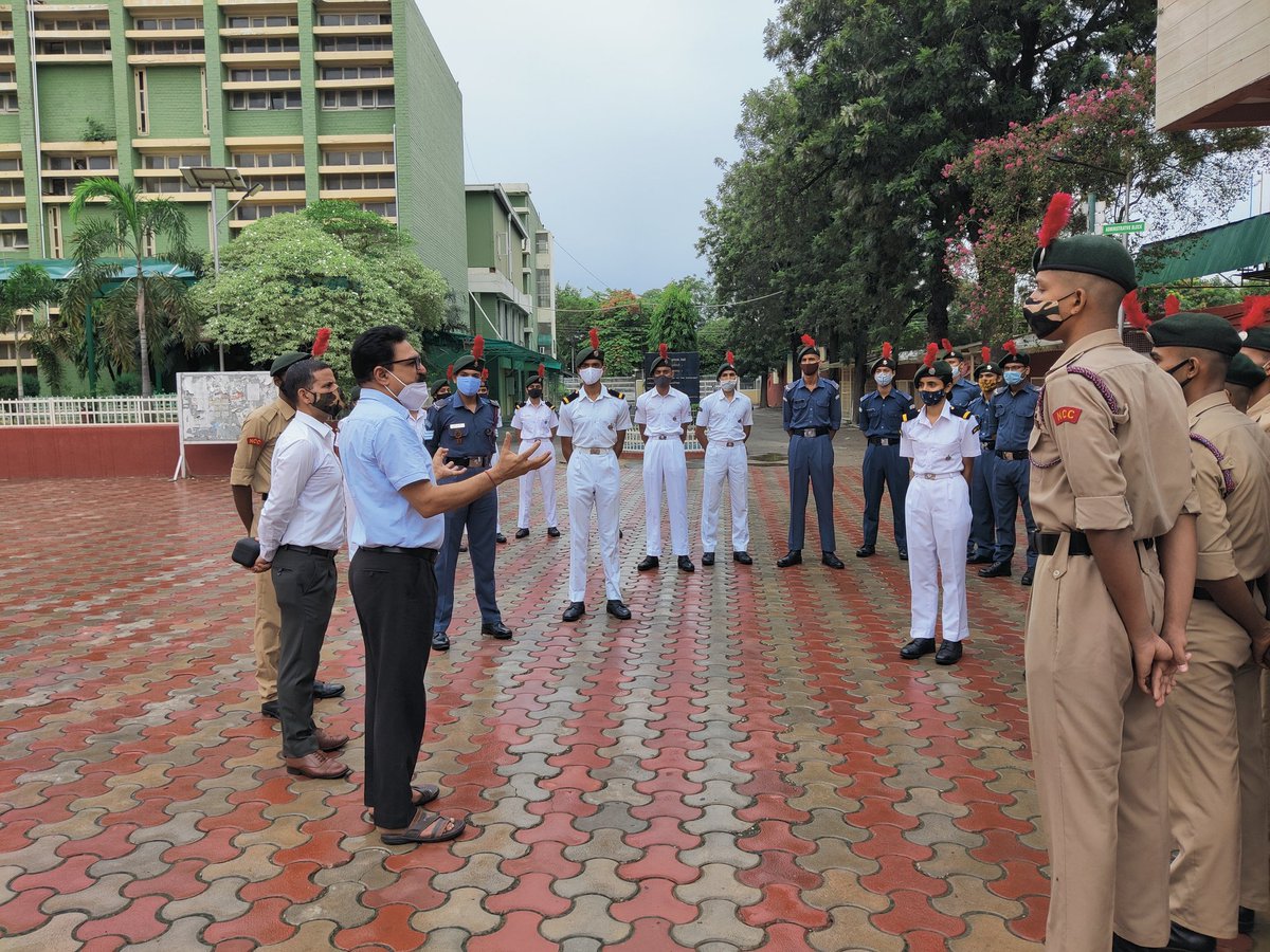 ChdUnit's tweet image. Cadets of DAV 10, Chandigarh pays tribute to war hero&apos;s of kargil 1999.This legacy and Pride should continue.

#KargilVijayDiwas