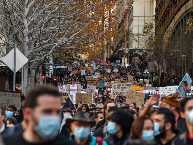 ChrisGold22's tweet photo. While they busy rushing Y'all to take the vaccine 💉 rest of the world is fighting against this vaccination shit, even hear in SA in Cape Town there was a movement against
#Lockdown and #WeAreNotLabRats protest but mainstream media didn't say shit about it. #PhoenixMassecre https://t.co/EDJARWthpW