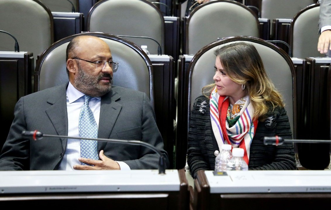 LauraBarreraF's tweet photo. Con profunda tristeza, recibo la noticia del lamentable fallecimiento de mi coordinador @JuarezCisneros, extraordinario ser humano, gran líder y político. Envío un solidario abrazo y mis oraciones a su familia. Que Dios los bendiga 😔🙏🏻🙏🏻 https://t.co/XKWrlpc3xF