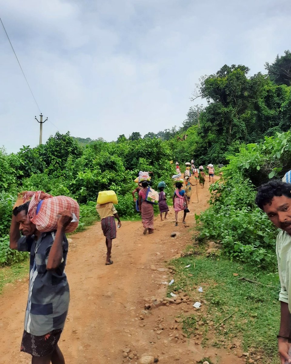 JanaSenaParty's tweet image. 9260రేషన్ డోర్ డెలివరీవ్యాన్లు ప్రవేశపెట్టిన ప్రభుత్వం అదికాస్తా పబ్లిసిటీకిపరిమితం అయిపోయింది పాతపట్నంనియోజకవర్గం గిరిజన గ్రామాప్రజలు రేషన్ నెత్తినపెట్టుకుని 8కి.మీ కొండపైకి వెళ్లాల్సినపరిస్థితి దాపురించింది ప్రభుత్వం తక్షణమేవారిగుమ్మంవద్దకురేషన్ చేర్చాలని జనసేనడిమాండ్ చేస్తుంది