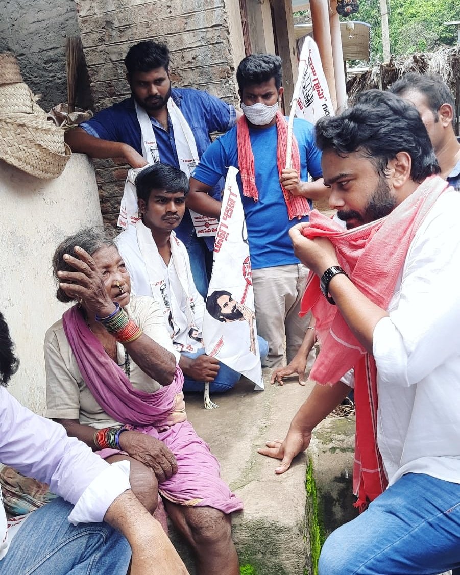 JanaSenaParty's tweet image. 9260రేషన్ డోర్ డెలివరీవ్యాన్లు ప్రవేశపెట్టిన ప్రభుత్వం అదికాస్తా పబ్లిసిటీకిపరిమితం అయిపోయింది పాతపట్నంనియోజకవర్గం గిరిజన గ్రామాప్రజలు రేషన్ నెత్తినపెట్టుకుని 8కి.మీ కొండపైకి వెళ్లాల్సినపరిస్థితి దాపురించింది ప్రభుత్వం తక్షణమేవారిగుమ్మంవద్దకురేషన్ చేర్చాలని జనసేనడిమాండ్ చేస్తుంది
