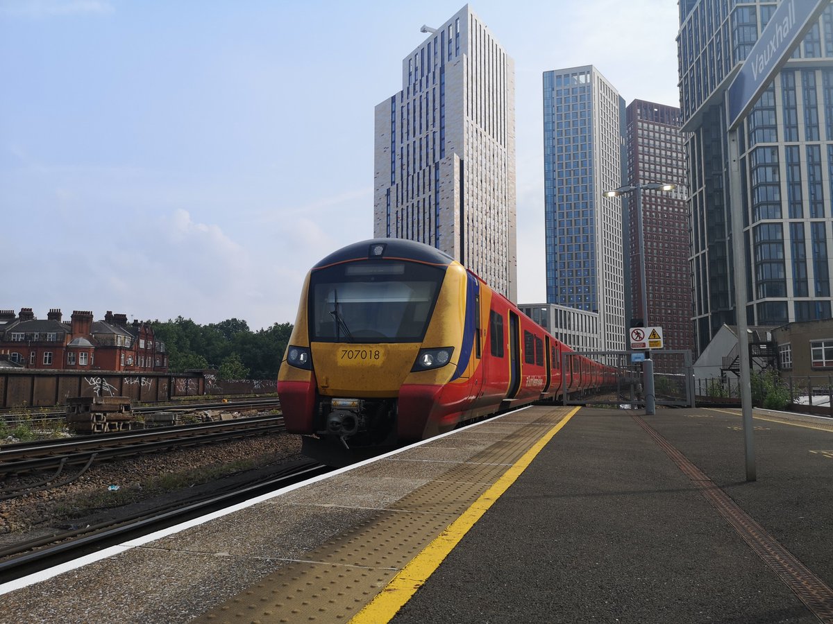 DownOnTheStour's tweet image. Vauxhall on the SWML. A hive of Activity nestled between behemoth buildings 🌇

#class455 #class456 #class707 #london #vauxhall #SWML #trainphotography #railwayphotography #railtwitter @SW_Help