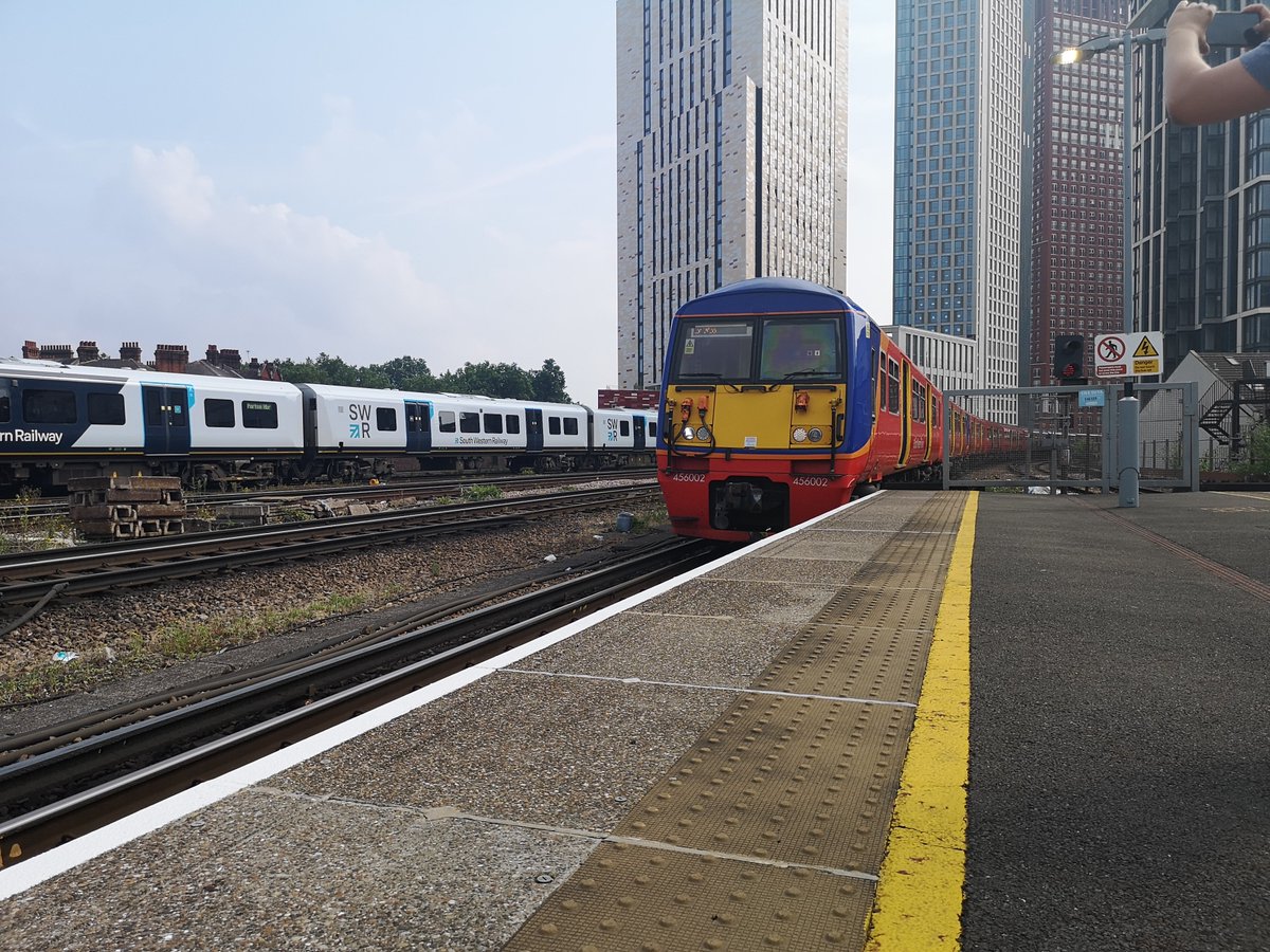 DownOnTheStour's tweet image. Vauxhall on the SWML. A hive of Activity nestled between behemoth buildings 🌇

#class455 #class456 #class707 #london #vauxhall #SWML #trainphotography #railwayphotography #railtwitter @SW_Help