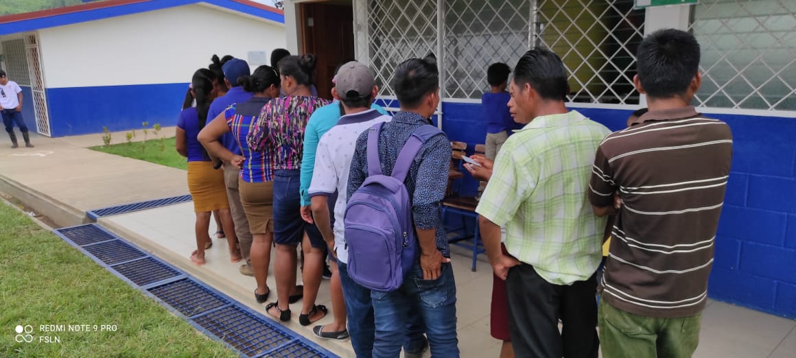 OscarSmithNic's tweet photo. Imágenes exclusivas desde #Musawas Capital de los hermanos y hermanas Mayangna Bonanza una jornada muy cívica que culminó después de las 10 pm.  El colegio Faustino Frithz Charly. Todos y todas muy amenos participaron de la verificación ciudadana https://t.co/RMeLTuxxa9