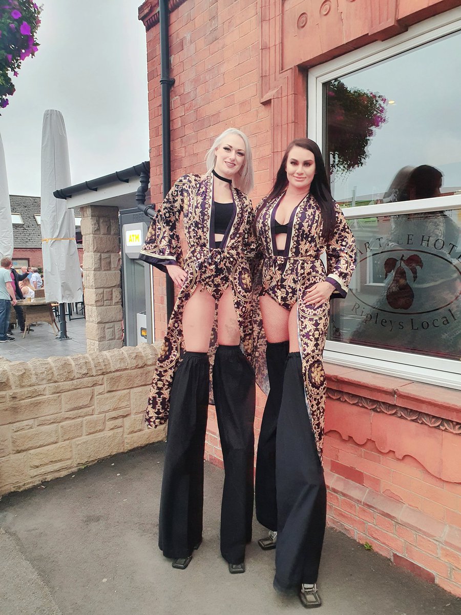 Got back to it this weekend!! First gig in what feels like an eternity!!!
With @atlantaents and this babe @Hollie_dollie_w at @PearTreeHotel

#stiltwalking #ripley #performance #weekendvibes