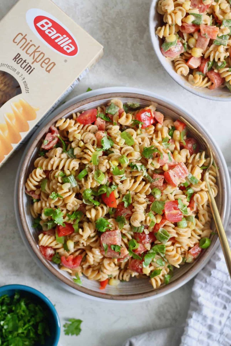 NEW Healthy Southwestern Pasta Salad with the most stupendously creamy tahini lime sauce! @BarillaUs’ Chickpea Rotini is the star of the show, with its perfectly al dente texture, uncompromising quality, and only one ingredient: chickpeas! hummusapien.com/southwestern-p…  #ad