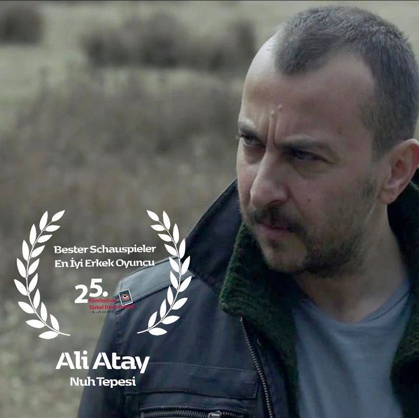 25. Türk Alman Filmfestivali’nden EN İYİ ERKEK OYUNCU ödülüyle döndük!💫

<a href="/atayaliko/">ali atay</a> 
(Hâlâ ödül alıyor, durduramıyoruz) 
😎 

#nuhtepesi #aliatay