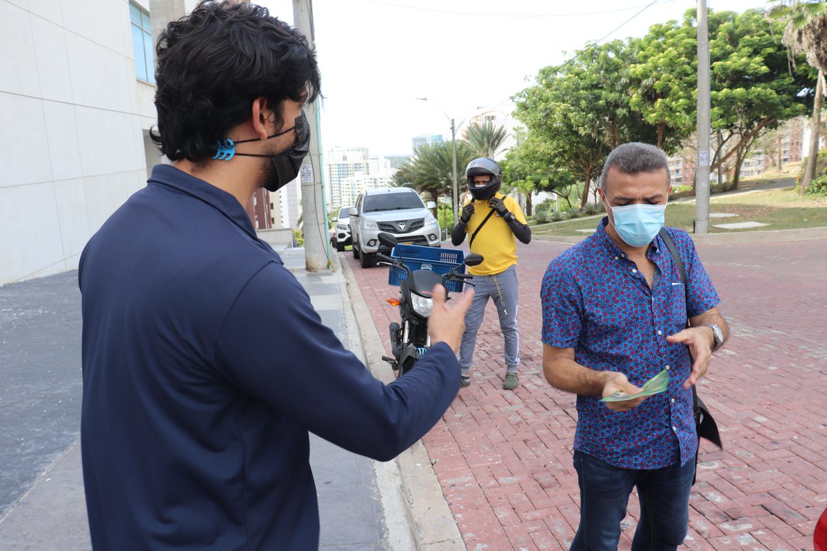 ☁️¡Feliz comienzo de semana! El equipo @SiembraBaq junto a <a href="/ADI_BQUILLA/">ADI Barranquilla</a> realizan socialización🗣️en la rotonda de Miramar para que los ciudadanos cuiden los nuevos espacios verdes.

🍃Seguimos recorriendo todos los sectores ¡Trabajar en equipo es clave para ser una Biodiverciudad!