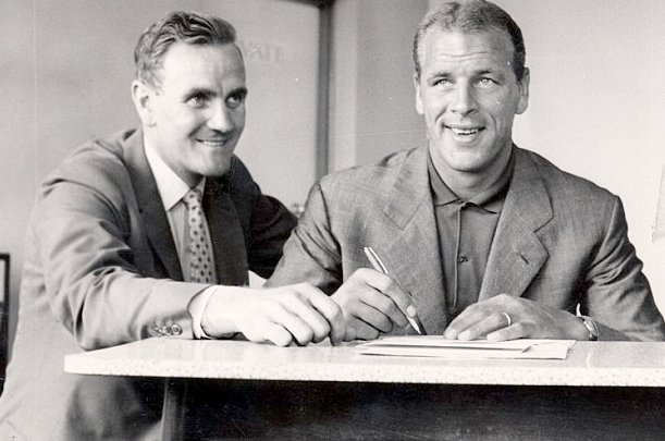 LUSCgriffinLUFC's tweet photo. After a seemingly long &amp; drawn out transfer negotiation, John Charles finally returned to #lufc on 24th July 1962, despite Man City offering more to Juventus. A Turin newspaper commented on the Gentle Giant, with Juventus sad to see their star depart for Don Revie's Leeds United. https://t.co/FoQRK38vyH