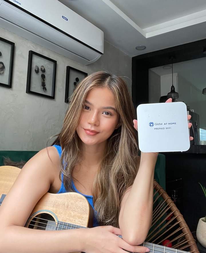 SuerisOFC's tweet photo. @MissMarisRacal  

This is your perfect time to make sure na #MalayoAngMararating mo at ng inyong pamilya dahil kung noon, P999 ang Globe At Home Prepaid WIFI, ngayon, P499 na lang! Promo ends on Aug 26. Dont miss it! https://t.co/mfhk2vEQME