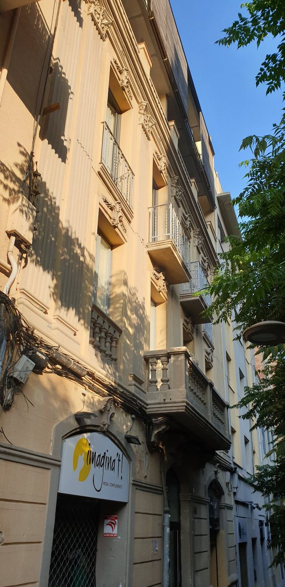 farsiotdufeanc1's tweet photo. Al carrer Reding hi ha la casa Antoni Albareda, projectat per l'arquitecte Josep Maria Pujol de Barberà al 1925. Amb una façana monumental, és un exemple del que cal fer per deslluir-la, https://t.co/K13Kogc8Nm