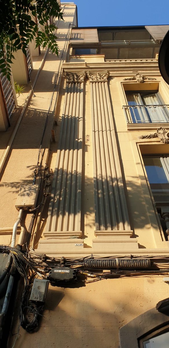 farsiotdufeanc1's tweet photo. Al carrer Reding hi ha la casa Antoni Albareda, projectat per l'arquitecte Josep Maria Pujol de Barberà al 1925. Amb una façana monumental, és un exemple del que cal fer per deslluir-la, https://t.co/K13Kogc8Nm