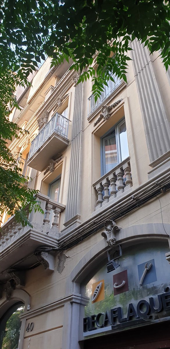 farsiotdufeanc1's tweet photo. A cada costat una parella de pilastres, balconada seguida central a la primera planta balustres, trencaaigües amb elements de formes clàssiques, baranes, coronament i llindes de les portes amb característiques modernistes. https://t.co/0JMkWDWohi