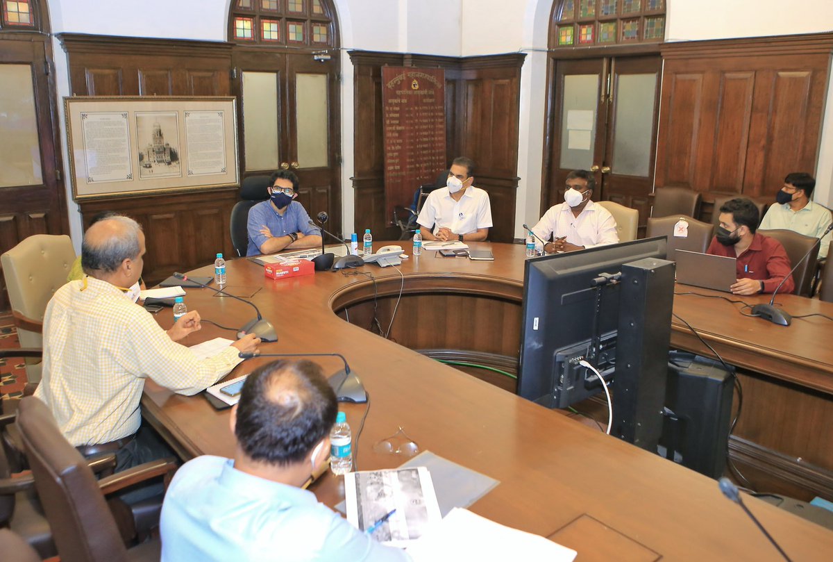 AUThackeray's tweet photo. Visited the MCGM headquarters today and discussed various works with the MC, AMCs, &amp; the DMCs;

• Vaccination coverage &amp; availability of vaccines

• Preps for Door to Door vaccination drive

• Working with private hospitals for vaccines

• Vaccinating informal sector &amp; slums https://t.co/OCEZXAGE5C