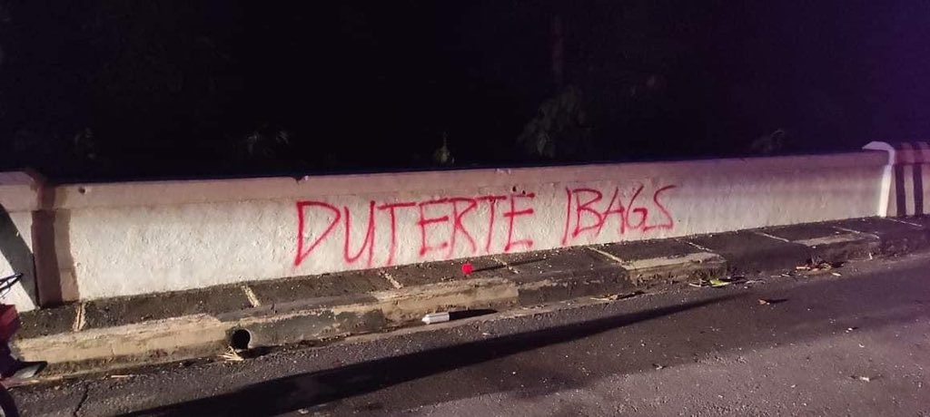 ALERT: 2 individuals spray-painting people’s calls to end Duterte’s bloody regime were SHOT TO DEATH by police in Guinobatan, Albay, the night before Duterte’s final State of the Nation Address. #PulisAngTerorista (Photo from Bicol.PH)