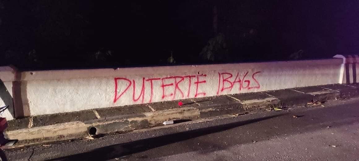 TW // Blood

DUTERTE, IBAGS —

Ito ang hatol ng sambayanan; nangangatog ang rehimeng Duterte sa kakahantungan ng kaniyang pamamasismo. Ang pintura ng masa ay sinusuklian ng baril at bala.

Sa araw ng SONA, mas malinaw ang dahilan para maningil at magpatalsik.

#DefendBicol