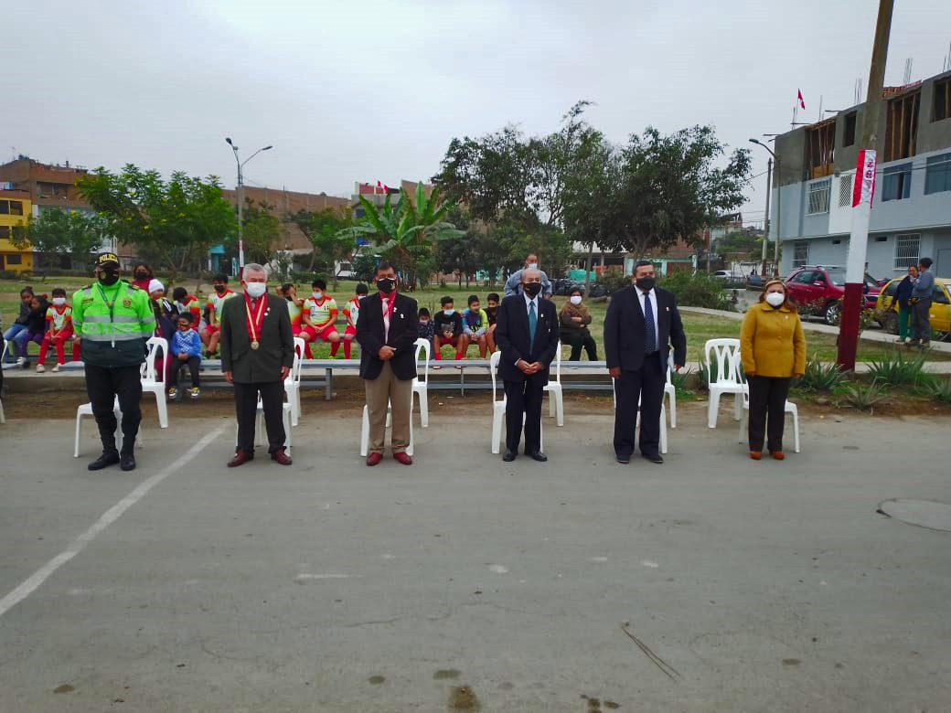 cr_chavarry's tweet photo. Iniciando las actividades por el #MesDelBicentenario 🇵🇪

El día Domingo estuvimos en compañía de los dirigentes vecinales, la comisaria y público en general en el Sector C de los Olivos de Pro en el distrito de San Martín de Porres para presenciar el Izamiento de Bandera. https://t.co/vrzJJslDXC