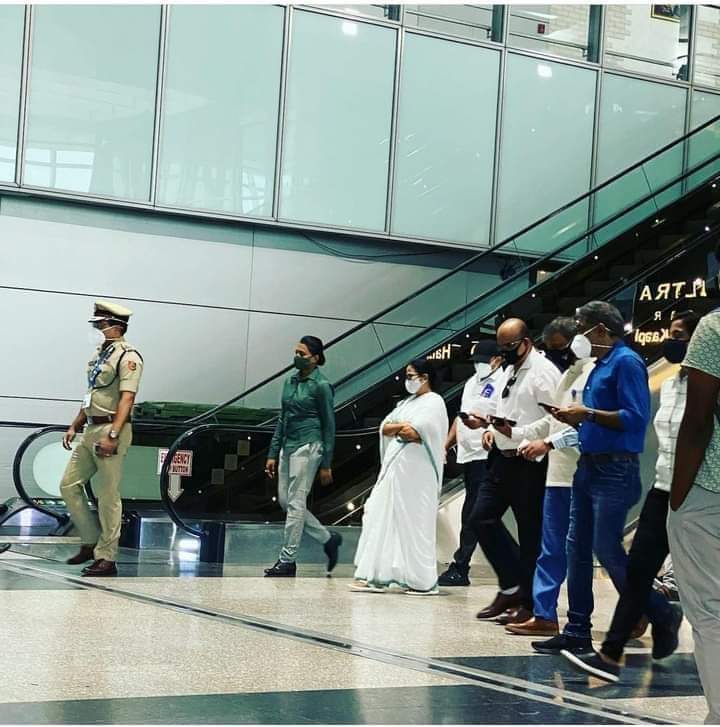 AitcSourav's tweet photo. Delhi Chalo: All India Trinamool Congress supremo Mamata Banerjee at Netaji Subhash Chandra Bose International Airport on her way to #Delhi. This is her 1st visit to the national capital after becoming the CM for the 3rd time.

#AbkiBaarDidiSarkar https://t.co/l9h7Rwuv19
