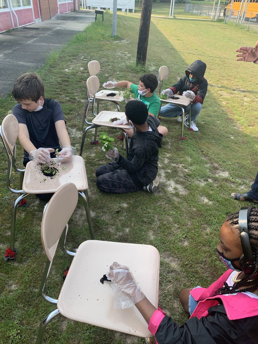 BraxtonMcLaurin's tweet image. MMES RISE! Middle School learn about sustainability and plant cells with Ms. Braddy, the Science Lady!!! #CCSRISE2021! @nicholem2015