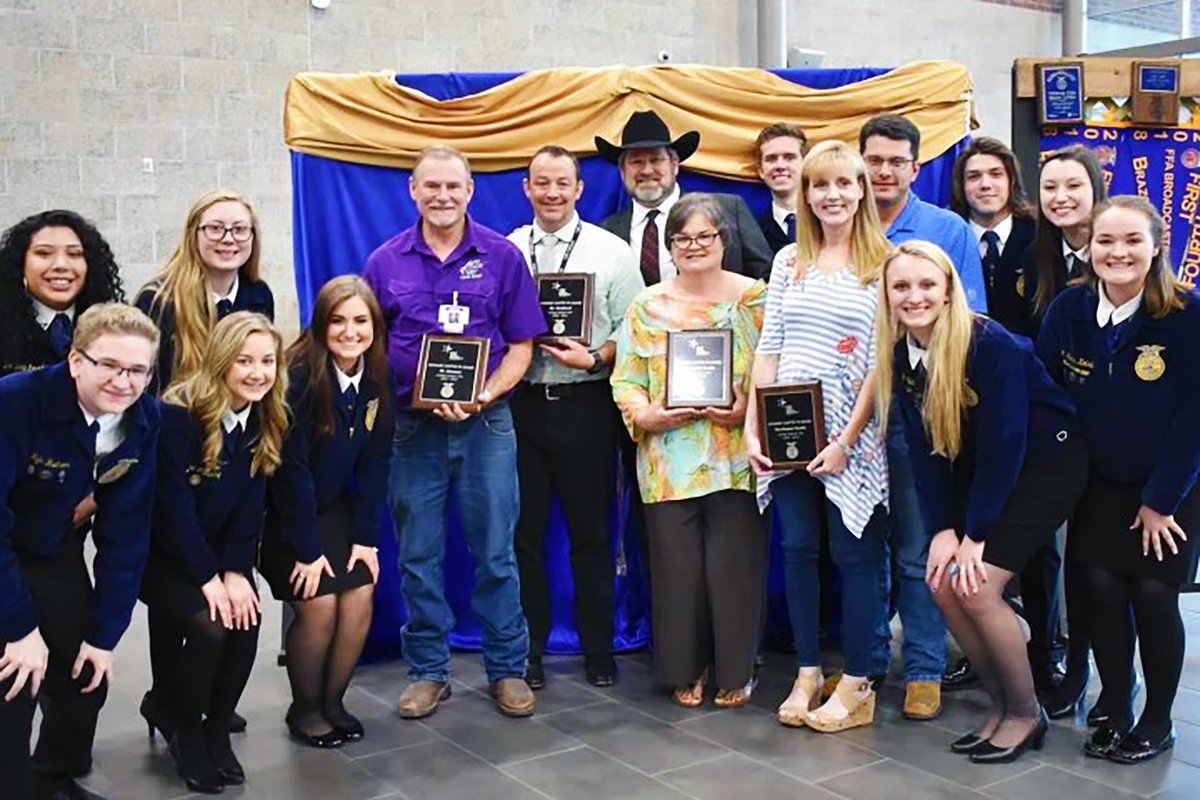 CSISD's tweet image. Former @CSHighSchool AP Chris Southard was a recent recipient of an Outstanding School Administrator Award from the ATAT.  The award recognizes those who have shown outstanding support to FFA and ag science programs.
More here: bit.ly/3BDAurz
#SuccessCSISD