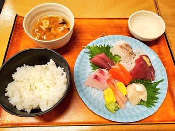 東京駅で新鮮なお刺身が1000円 羽田市場食堂 東京駅店 のおすすめランチ