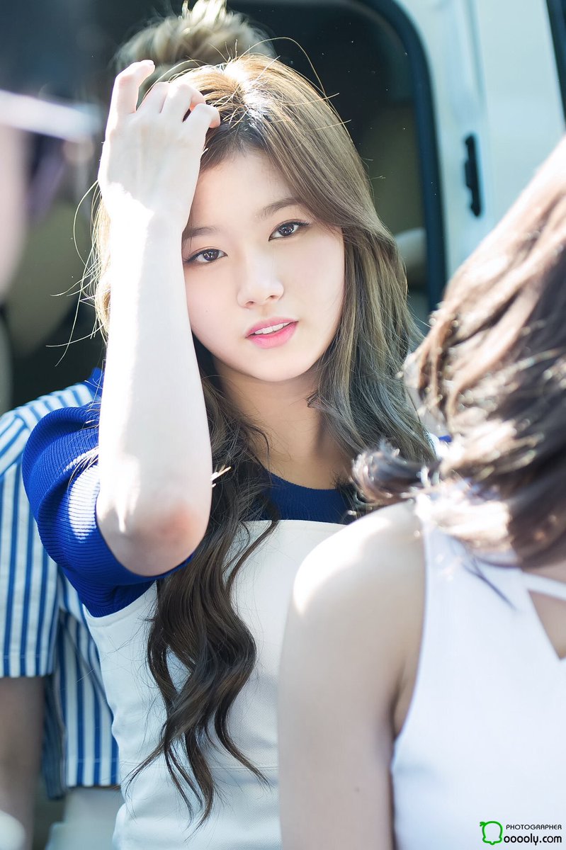 sanapics's tweet photo. she's just unreal https://t.co/zHGjya9bX0