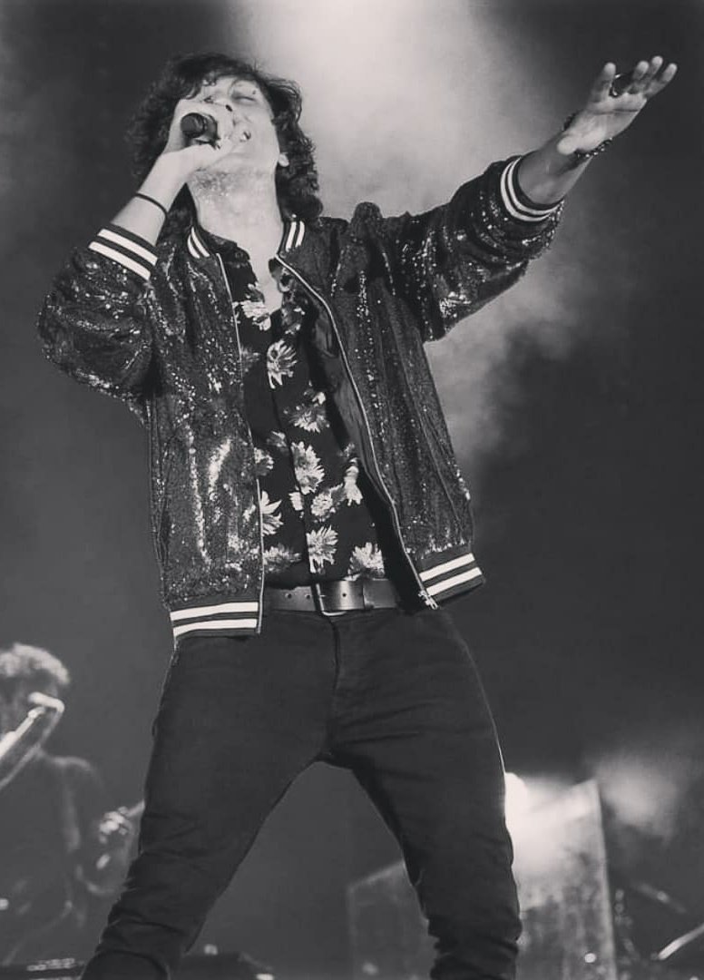 lasimo_66's tweet photo. Era Luglio e tu brillavi..✨💖 #ErmalMeta #ricordisparsi #Firenze2018 #NonAbbiamoArmiTour #waiting #ermalmetalive https://t.co/8H12AX16uC