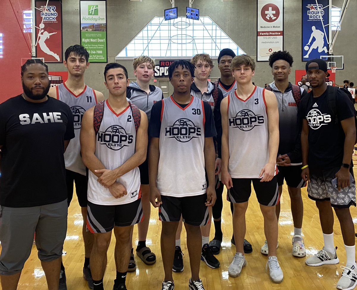 CoachAamir's tweet photo. My Boys! 😢 Man we’ve been doing this since most of you were 6-7th grade many battles, some we’ve won , some we didn’t but we fought! Man! Crazy how time flies! Thanks for setting the bar! My guys forever! @SAHoopsElite Cont’d https://t.co/tkStZJiNNY