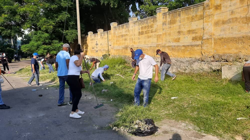 JovenClub_Cuba's tweet photo. Desde las comunidades El Fanguito y La Timba nuestras instalaciones de suman a la jornada de trabajo voluntario junto a nuestro pueblo #MiMoncadaHoy #ACubaPonleCorazón #JovenClubTeConecta #JovenClubCuba #CubaInformatiza https://t.co/PbFsVcQa2u