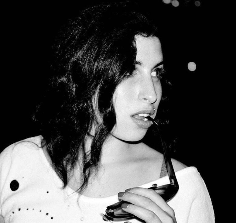 #OnThisDay 10 years-ago, Amy Winehouse’s funeral took place as her friends and family gathered to say goodbye, as she was cremated at Golders Green Crematorium. The service closed with Amy’s favourite song; Carole King’s ‘So Far Away’. 💔

#AmyWinehouse #10YearsOn #AmyForever 🖤