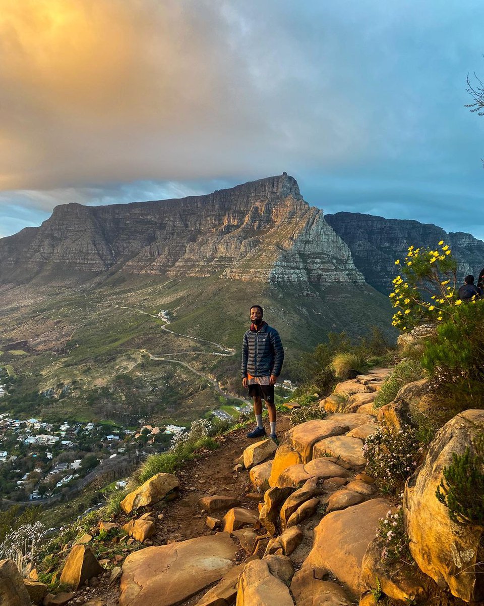 😁💪🌄
📸: @thatawesometwin 
.
.
.
#lovecapetown #capetown #capetownsouthafrica #explorecapetown #tablemountain #mondaymotivation