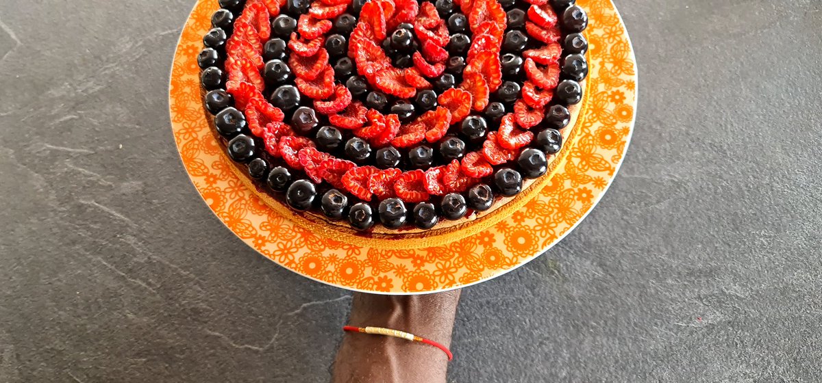 Yardamy32's tweet photo. #entremetsamis #lestoquesfrancaises #Aquimieuxmieux #voyageculinair #tarteauxfruits #cremedamande #patesablee
Tarte aux fruits rouges framboise, myrtilles, groseilles,mûre... pâte sablée et crème d'amandes.
Excellent début de semaine sous le ciel pluvieux. https://t.co/56REo2CMiK