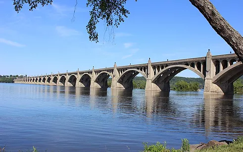 Last summer, our Lighting Studio undertook a study at the Veterans Memorial Bridge in Columbia and Wrightsville, PA to investigate the effects of bridge #lighting on mayfly behavior to improve safety #EngineeringTheFuture #LightingDesign bit.ly/3zC0GRr