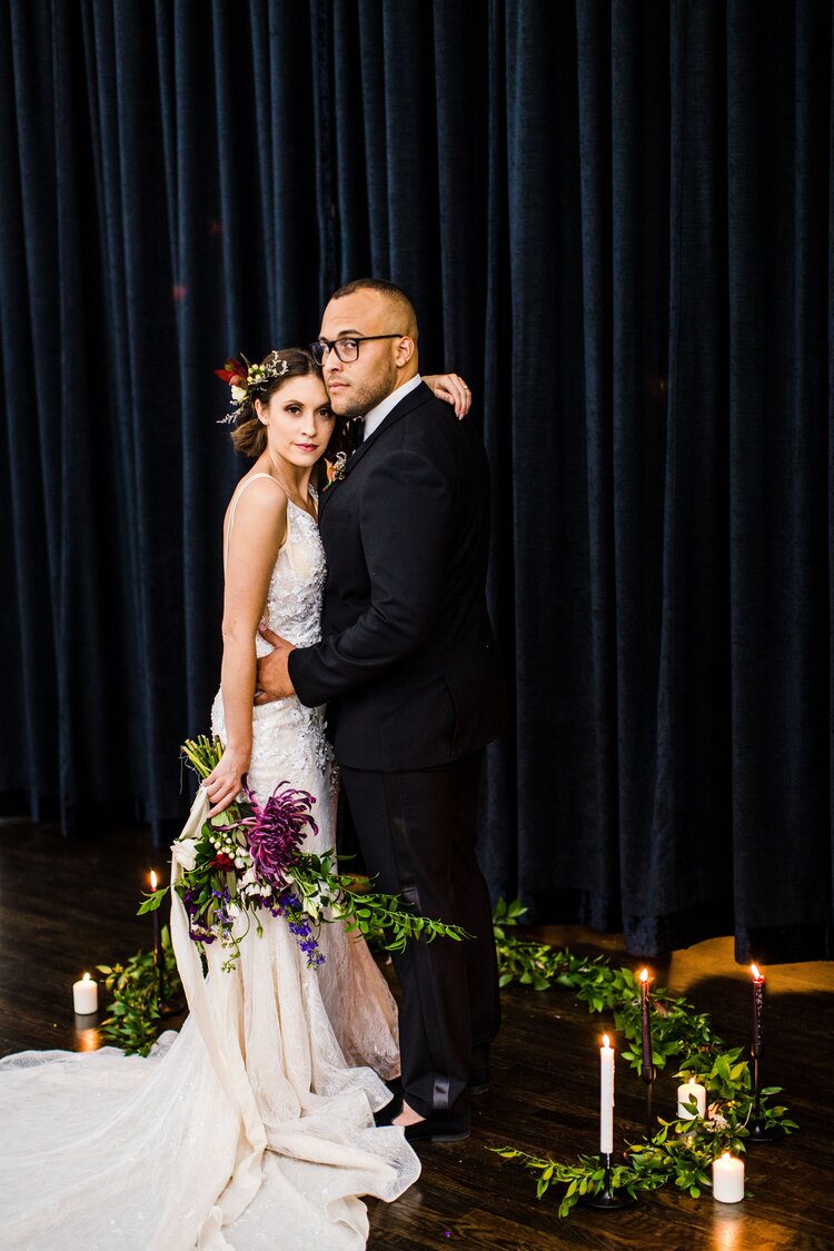 #TipTuesday: Simple decor, dark color palette, contrasting details — if this sounds like your kind of #wedding style, you’re probably a modern bride. These days a modern wedding theme takes a more minimalist direction where picking key decor elements can actually save you money!