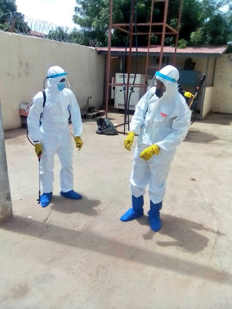 GambiaRedCross's tweet photo. In #UpperRiverRegion our team from the @GambiaRedCross Branch in #Basse today fumigated the @IOMGambia regional office.
We all have to ensure that we live in a conducive environment.
Welldone team #URR ππππ https://t.co/d8IgmmQvBG