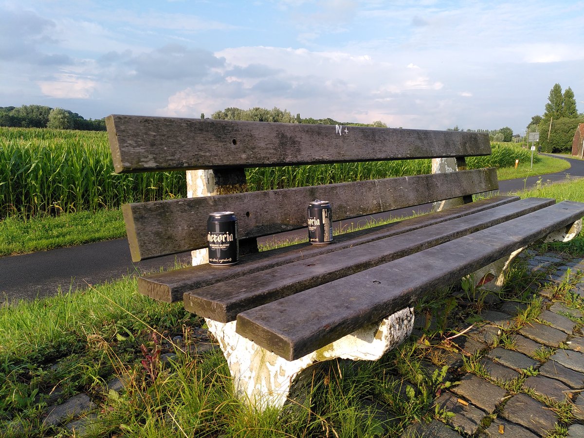 RubenVanholme's tweet photo. Het was ongetwijfeld een gezellig moment, met een biertje op een bank met zicht op de Schelde.
Maar neem je lege blikjes nadien toch gewoon mee naar huis. 🙏

Komaan @ABInBev_BE, sluit je aan bij @Statiegeldallia!
#statiegeld
#StatiegeldYesWeCan
#weplog https://t.co/fh5vOg0HiE