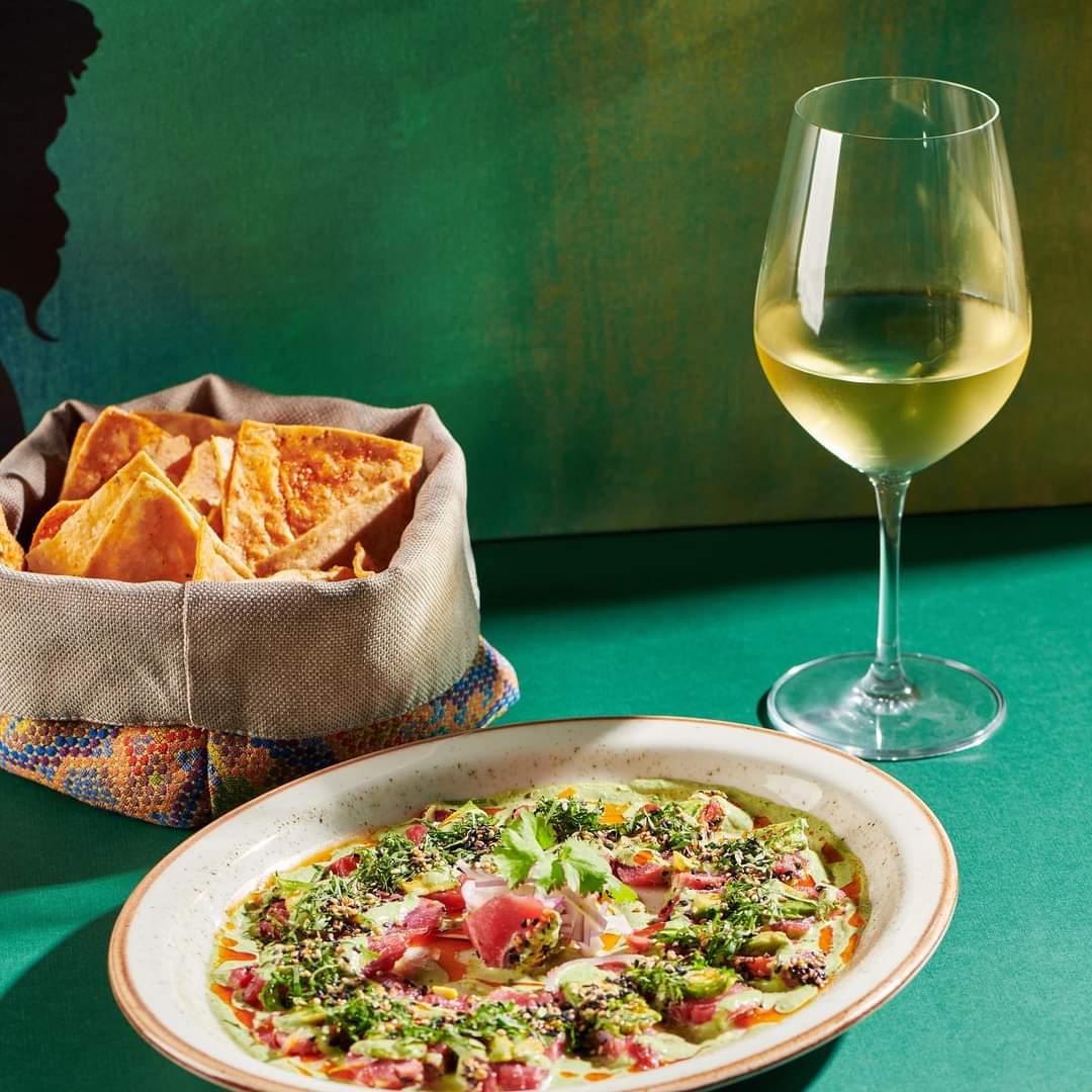 HostingTourism's tweet photo. Refresh yourself with some fresh tuna and a cold glass of wine. 🍷 🐟

Refrescate con un atún fresco y una copa fria de vino blanco.

Latino 8 

#origenlatino #latino8 #cabo #latinkitchen 
#HostingTourism  #DiscoveringTheBaja https://t.co/OfWSTnL3B3