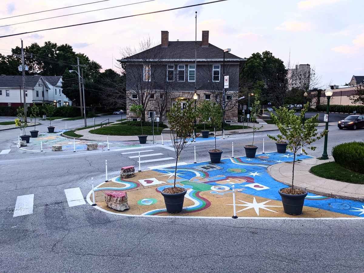 StreetSmartsDB's tweet image. This beautiful curb extension in the Westport neighborhood of Kansas City, Mo helped slow travel speeds by 45% and shortened pedestrian crossings in half!

We are looking to do much more of this, so if your neighborhood or city is in need of safer streets, give us a shout!