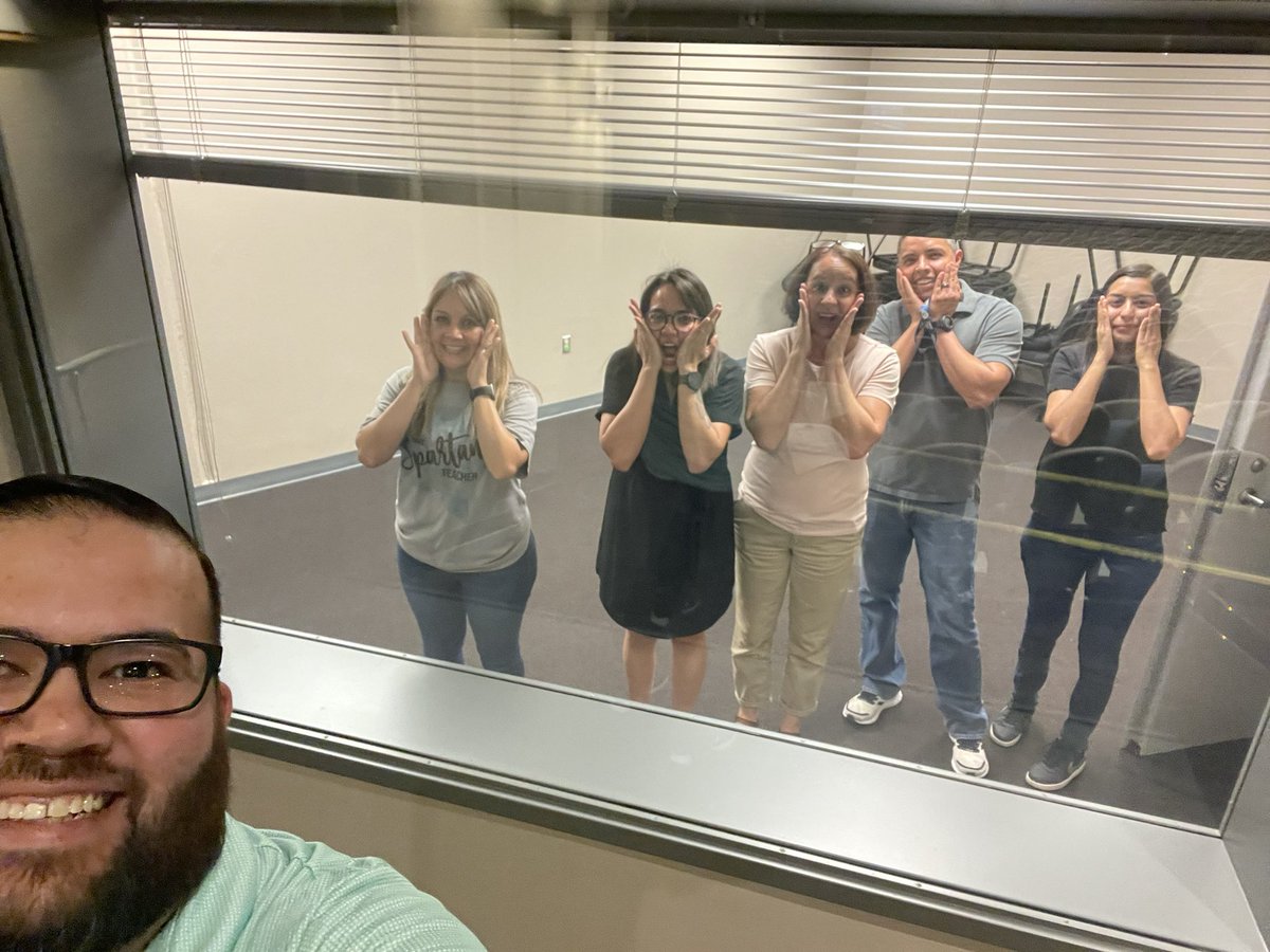 piherna8's tweet photo. @PHills_HS We are at “the room where u can make noise w/o disturbing the performance” #rise #leavenodoubt https://t.co/OEE8hIEso2