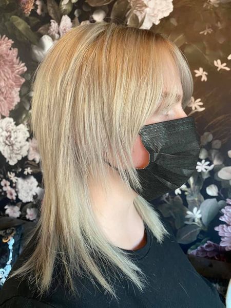 AlchemyHaircrft's tweet photo. Let's talk lighting! This color is amazing but looks completely different depending on lighting! Also super loving the shag mullet! 
#shagmullet #shag #haircolor #lighting #AlchemyHaircraft https://t.co/QvyyZCtQqk