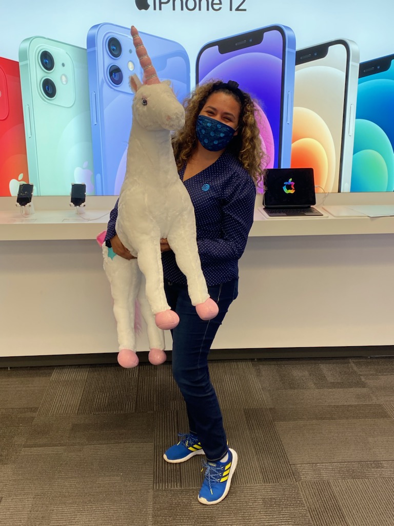 attbrooklyn92's tweet photo. I low-key enjoyed meeting Loki today at the UNIVERSITY store. Come see us! Ready to add to the greatness my teammates already posses. #Icanhelpyouwiththat let's get it 🤗 @Mando425 https://t.co/IzuneRFfyu