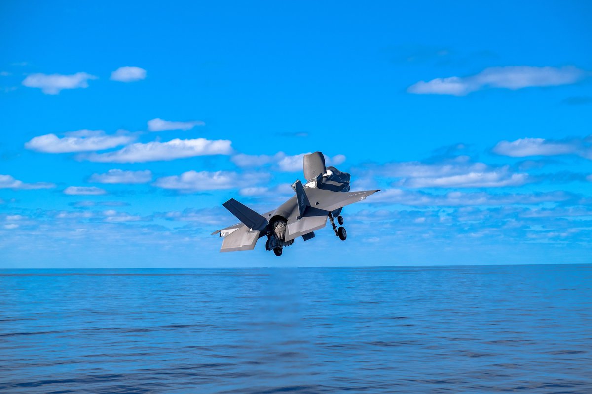 Go grease lightning! ⚡ 

A U.S. Marine Corps F-35B Lightning II with 31st Marine Expeditionary Unit, prepares to land on the flight deck aboard the amphibious assault ship #USSAmerica (LHA 6), during @TalismanSabre, July 17. #TalismanSabre2021 #NavyPartnerships 🇺🇸 🇦🇺