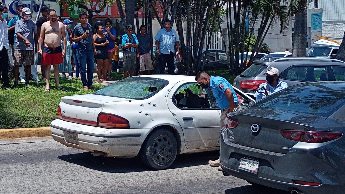 QuorumNoticias's tweet photo. ¡Fuerte balacera en Acapulco!

En plena costera, deja dos muertos y un herido, a la altura del hotel Presidente, en el carril que va de la diana cazadora a la base naval 

La Fiscalía de Guerrero realizan las diligencias correspondientes para iniciar una carpeta de investigación. https://t.co/p8OSBBpXb0