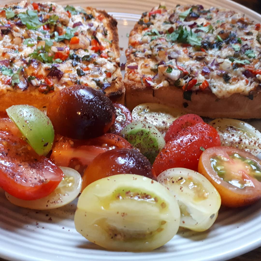 minijaffa13's tweet photo. Did @NishaKatona Cheese on Toast tonight with @iowtomatoes &amp; simacand twas  #flumpinglush 😋 https://t.co/pTTrs5DyjM