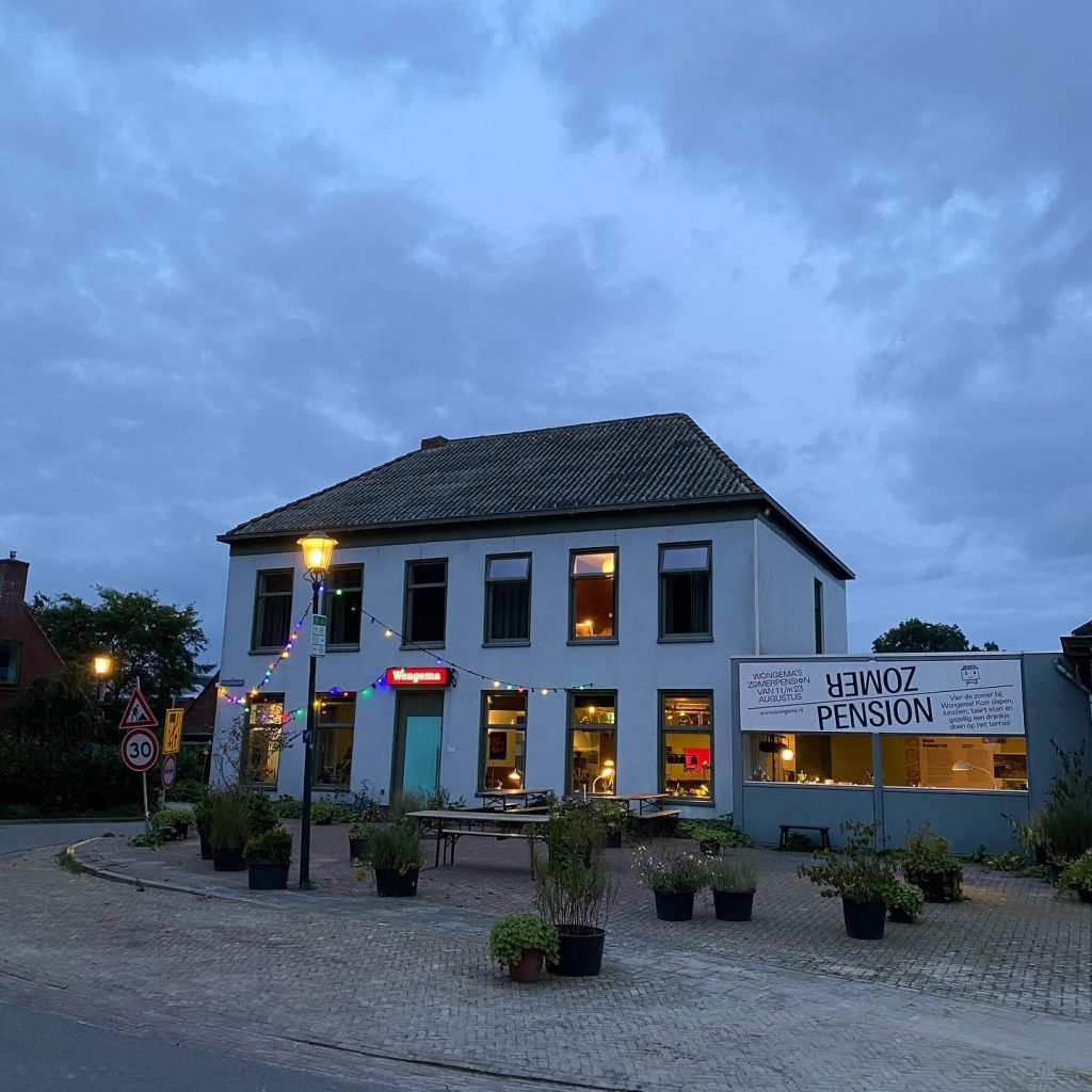 Nu alles deze zomer niet door lijkt te gaan is er mooi wel een zomerpension in Nieuw <a href="/Wongema_nl/">Wongema</a>!

Met Petra Possel, cabaretiers Margriet Bolding en Jeroen Pater, Auke Hulst, Eva Waterbolk, Iris Honderdos en Pol Taverne. En @ikwilpret zet z'n koksmuts op! bit.ly/2Wivd8l