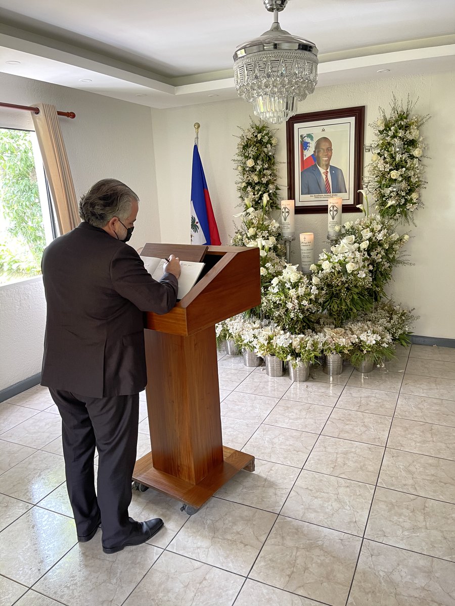 OEAHaiti's tweet image. Nous avons eu l'honneur de faire nos adieux à son Excellence Président Jovenel Moïse dans ses funérailles au Cap Haïtien. La vision du Président d'une Haïti plus équitable et prospère pour tous les Haïtiens, survivra sa mort tragique.