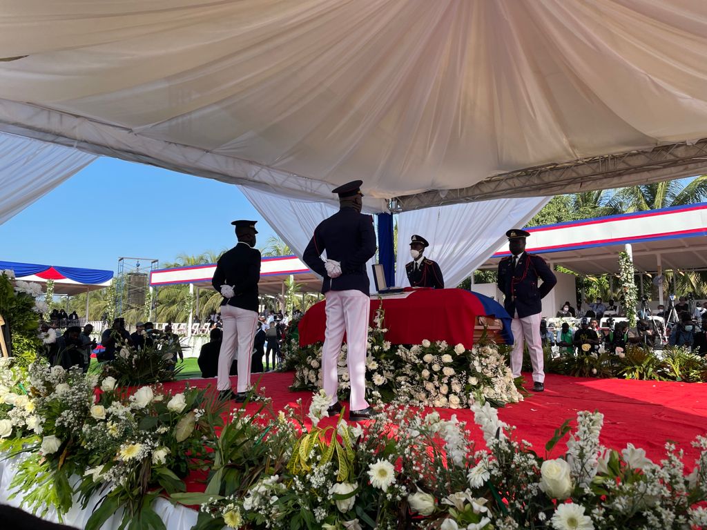 OEAHaiti's tweet image. Nous avons eu l'honneur de faire nos adieux à son Excellence Président Jovenel Moïse dans ses funérailles au Cap Haïtien. La vision du Président d'une Haïti plus équitable et prospère pour tous les Haïtiens, survivra sa mort tragique.