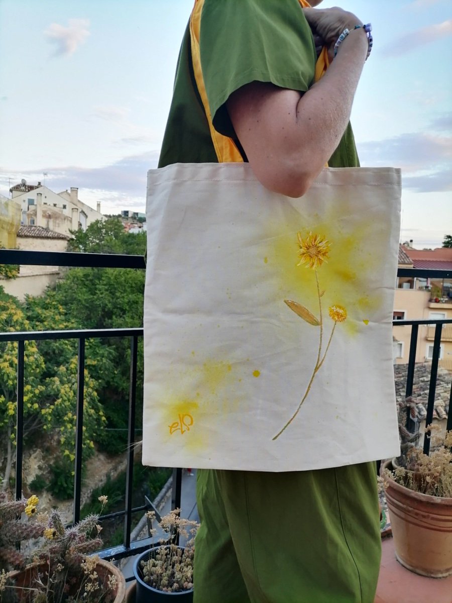 ellissaurus's tweet photo. nenicos, he puesto a la venta esta tote bag pintada a mano tan chuli, podéis ver más fotitos en @/els.by.ellis en insta, además de más cosillas que iré haciendo 💛💛☀️ cualquier cosilla dm🌼 https://t.co/LP8zCkRjhm