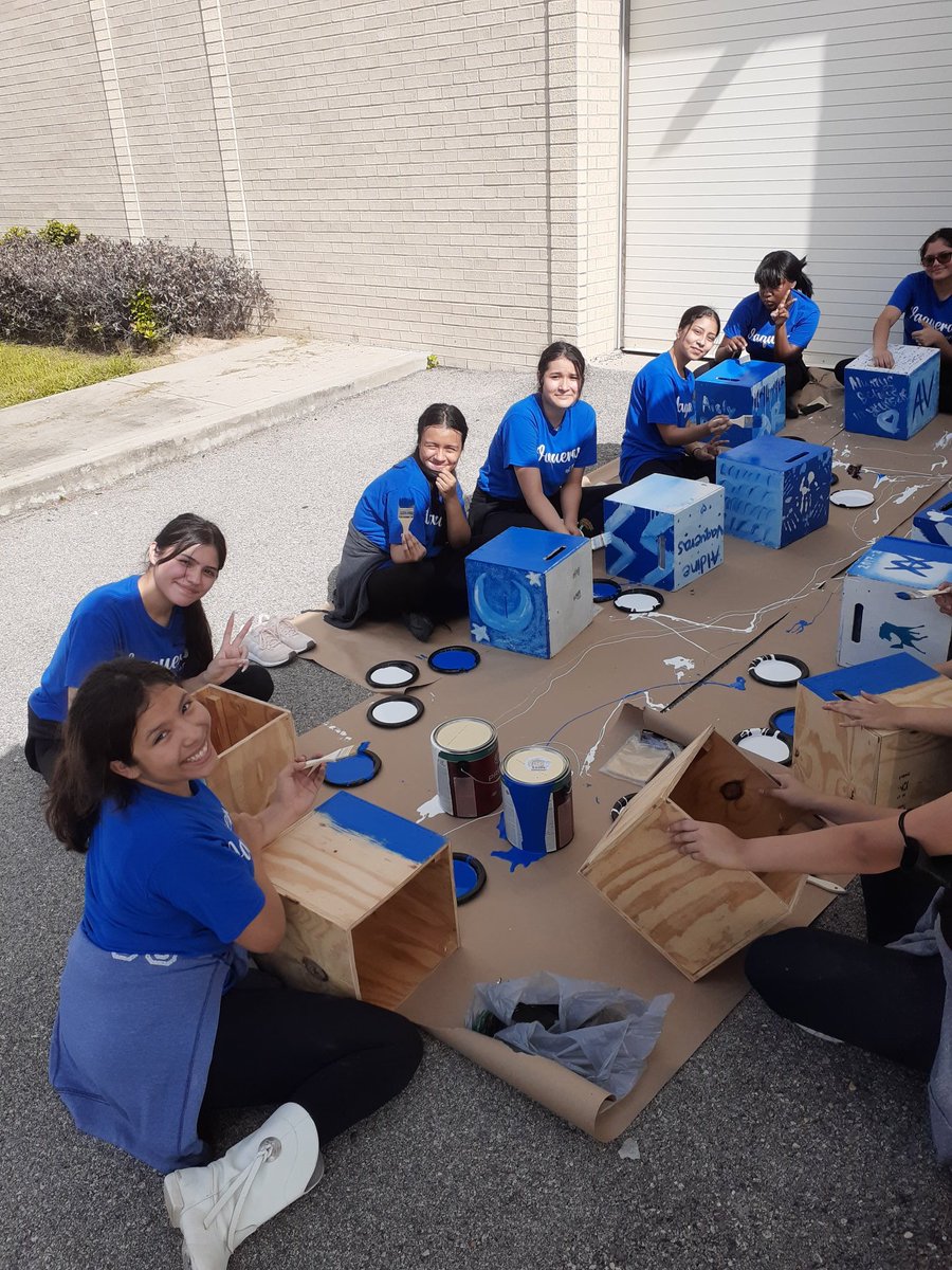 AldineHS_AISD's tweet photo. Our award winning Vaqueras are collaboratively designing their cubbies while goal setting for this upcoming season! #NotJustDance #TwirlOn #LedByTheBest @Gisela84985423 #AldineProudMustangStrong https://t.co/L4YP8M2QJL